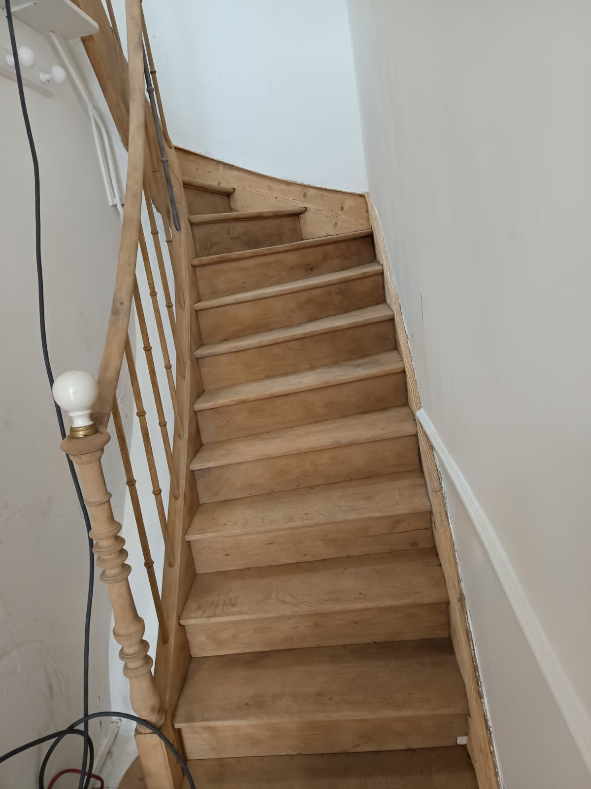 escalier en bois après un sablage, aérogommage 