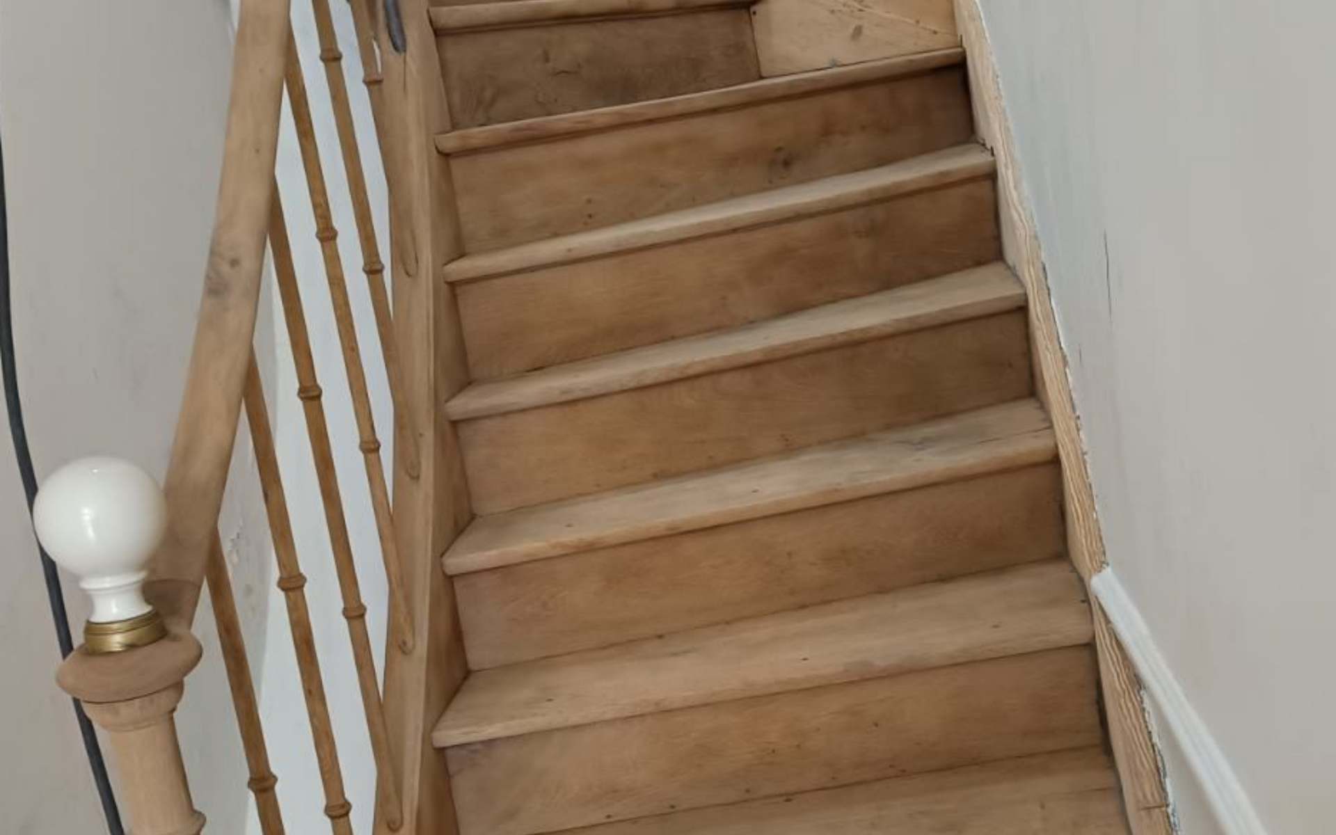 Un escalier après une intervention d'aérogommage