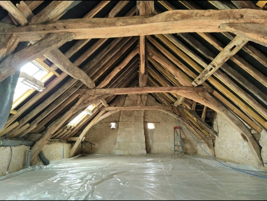 Charpente ancien en bois avant un traitement contre les capricornes des maisons (Hylotrupes bajulus)