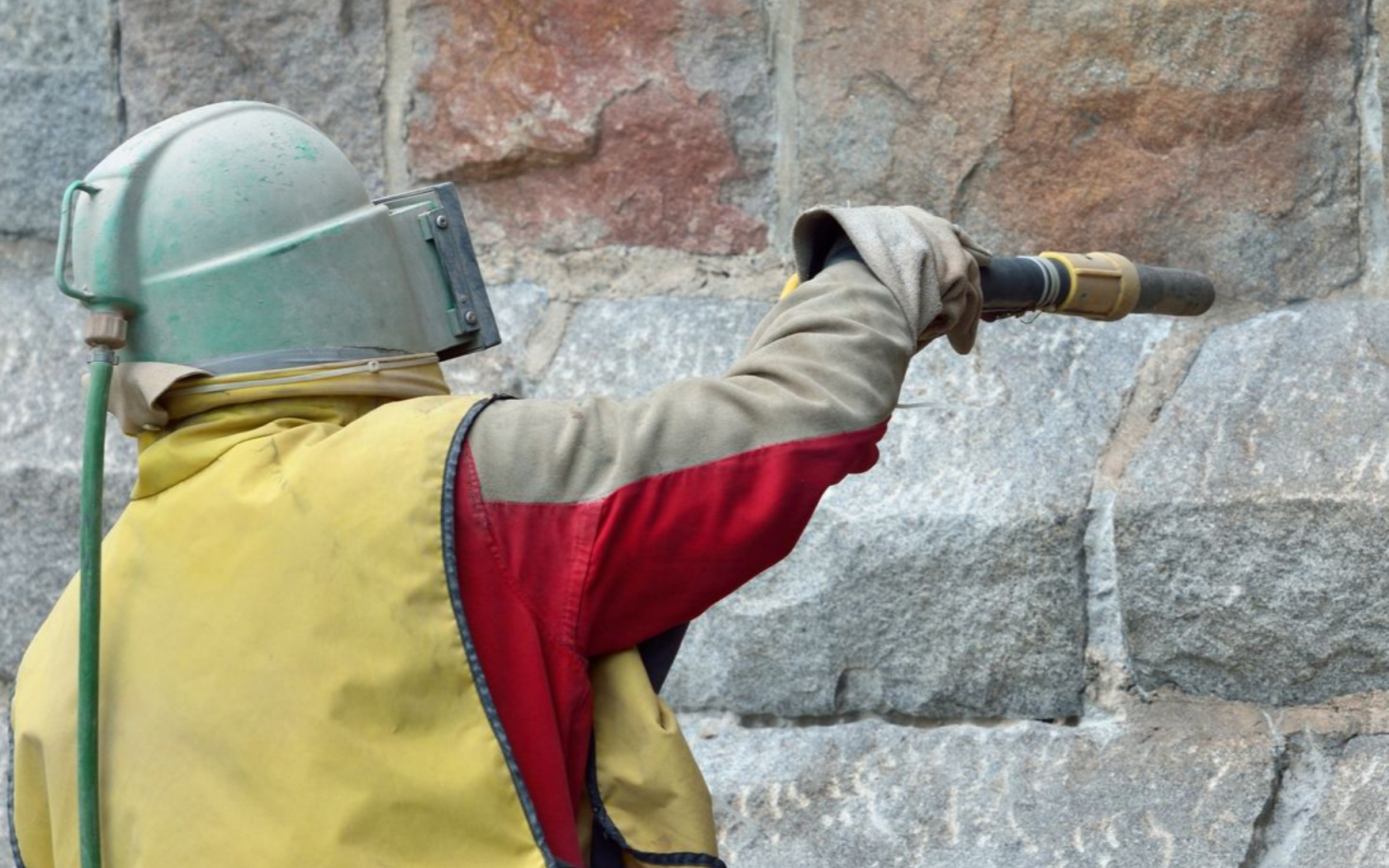 Aérogommage sur un mur en façade