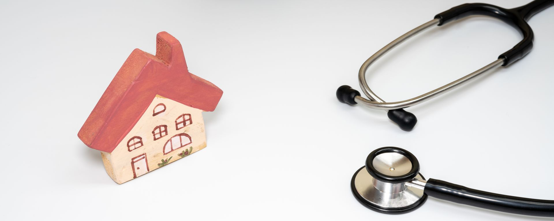 Une maison et un stéthoscope