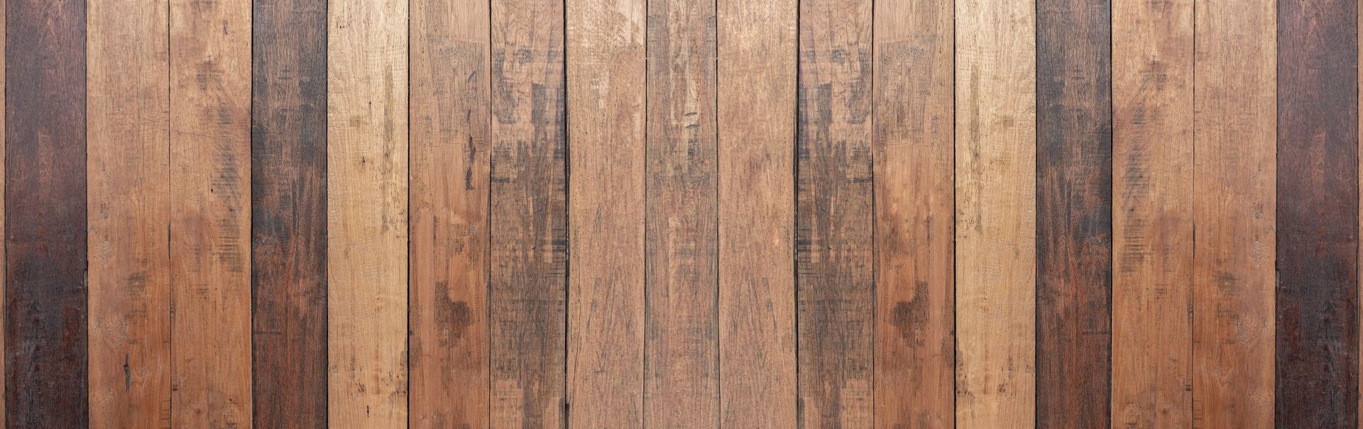 Planches de bois côte à côte avec différentes couleurs