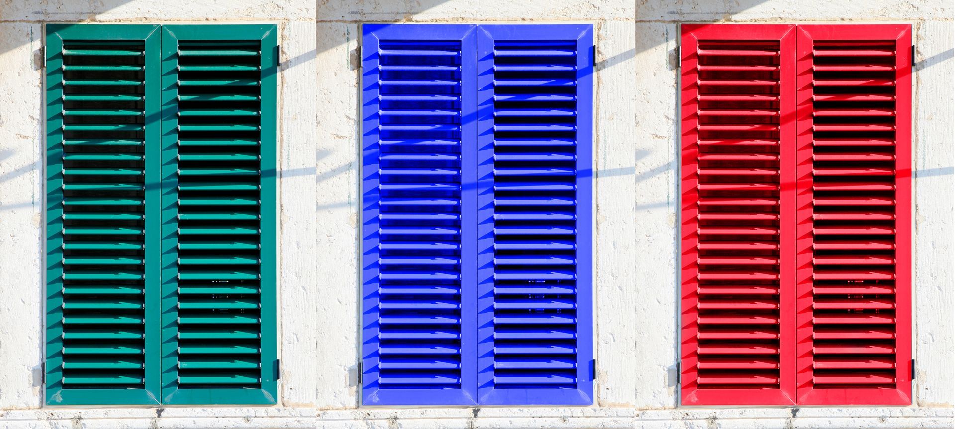 Trois volets battants fermés peints en vert, bleu et rouge