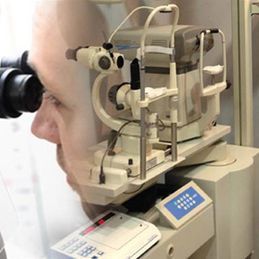 Un hombre se hace revisar los ojos por un oftalmólogo.