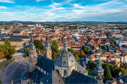 eine Luftaufnahme einer Stadt mit einer Kathedrale in der Mitte.