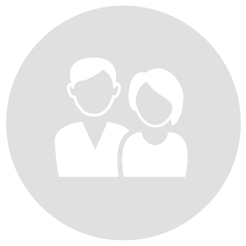 Ein Mann und eine Frau stehen im Kreis nebeneinander.