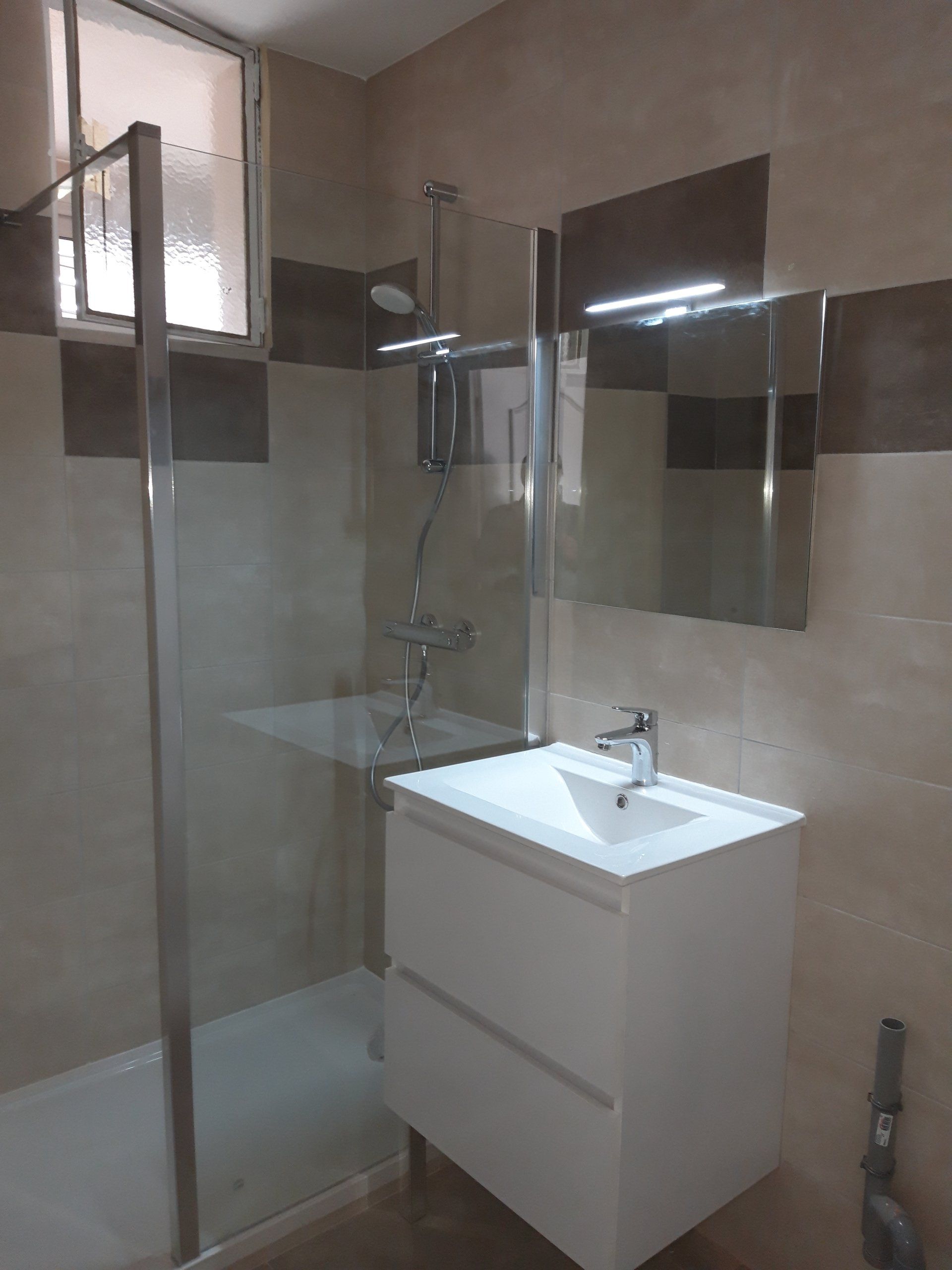 Réalisation d'une douche à droite d'un lavabo