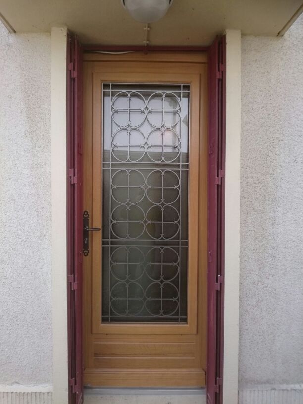 Porte d'entrée marron à contour bordeaux