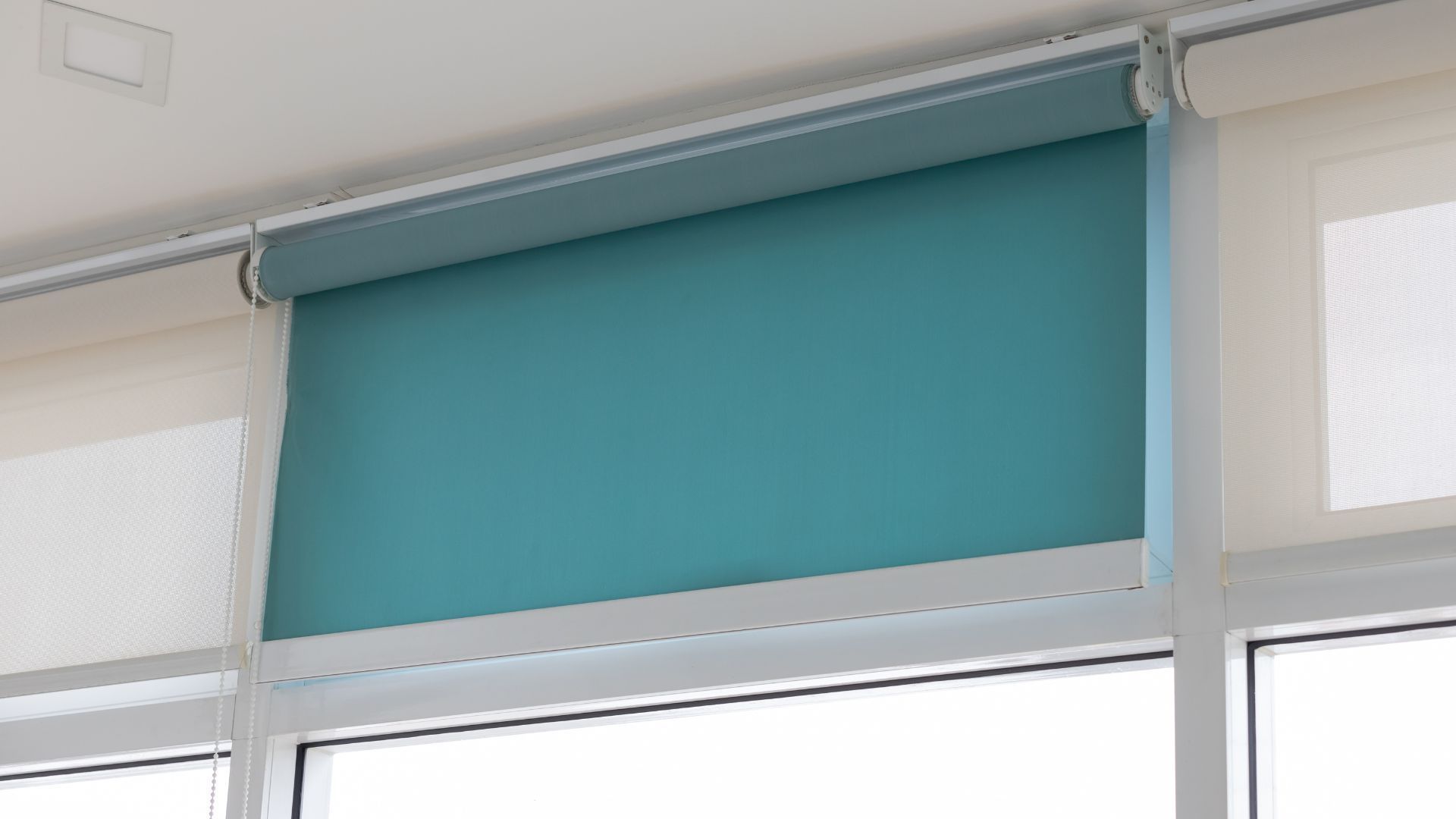 Store de couleur petite fenêtre