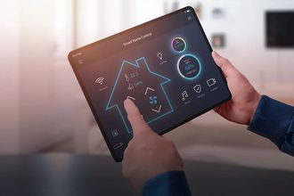 Eine Person hält ein Tablet mit einer Smart-Home-App.