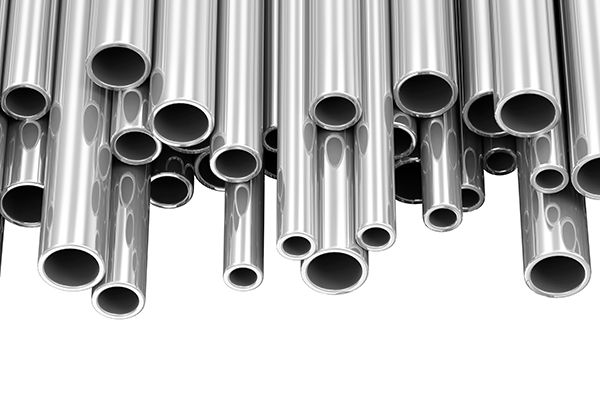 Tubos de metal brillante de diferentes tamaños, colgados sobre un fondo blanco.