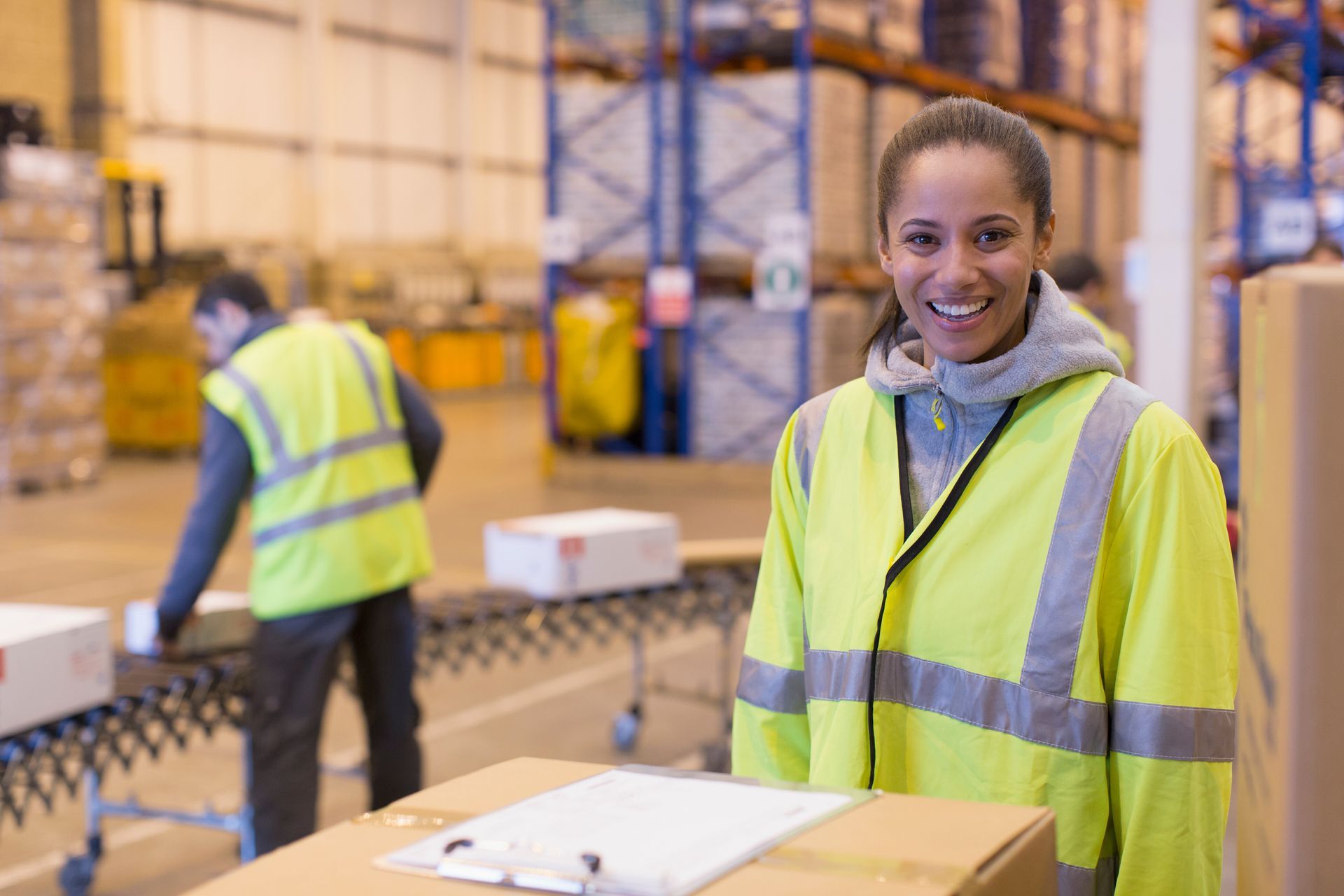 2 personnes dans une usine avec des cartons.