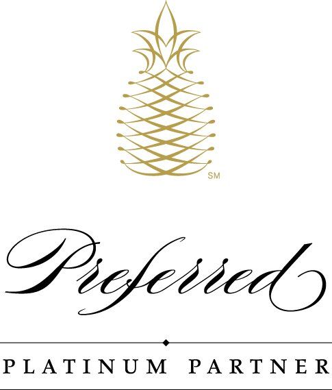 Logo Partenaire Platine Privilégié avec icône d'ananas dorée et texte en caractères noirs