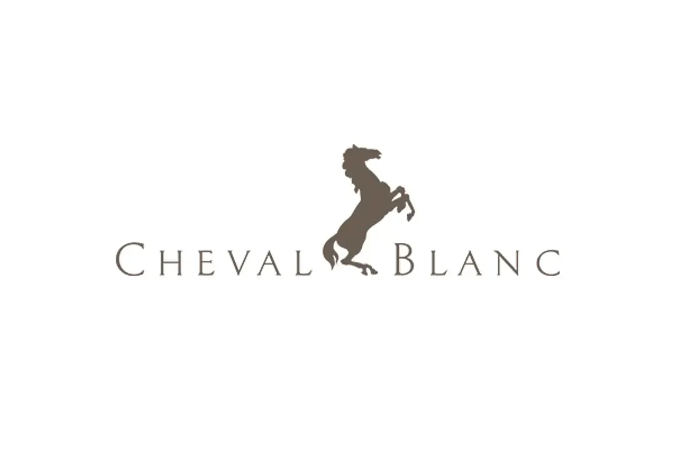 Logo Cheval Blanc avec la silhouette d'un cheval cabré sur fond blanc