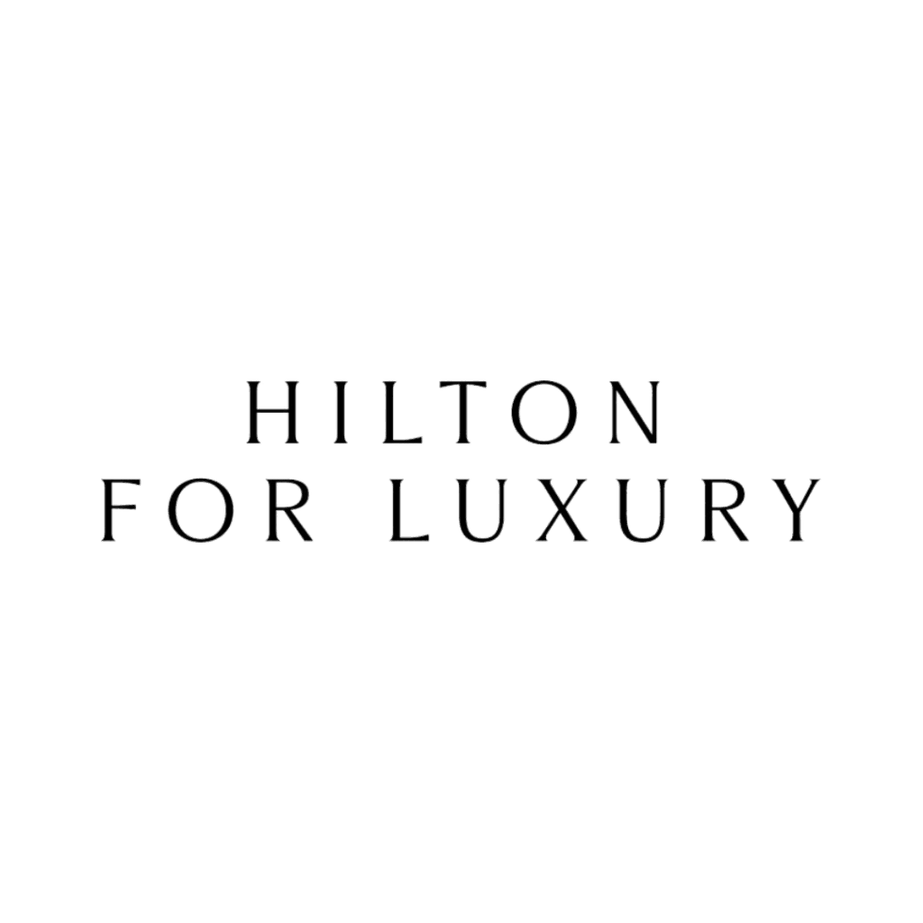 Logo en noir avec la mention « HILTON FOR LUXURY » sur fond blanc