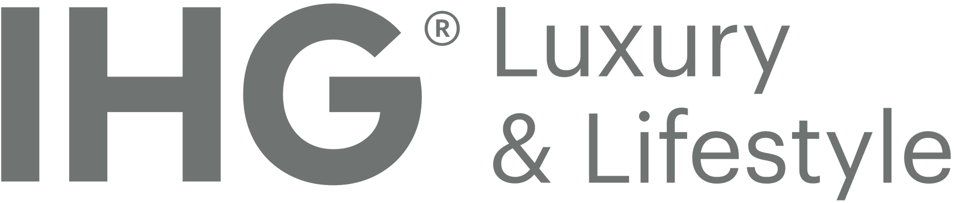 Logo IHG Luxury & Lifestyle en gris avec un petit accent rouge au-dessus du « I »