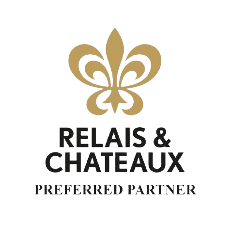 Logo Relais & Châteaux Preferred Partner en or et noir sur fond blanc