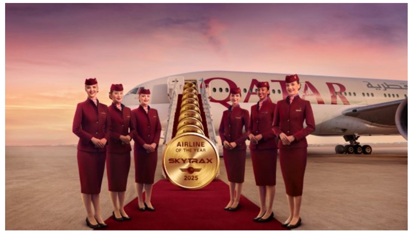 L'équipage de Qatar Airways pose à côté d'un trophée en or et d'un avion sur le tarmac au coucher du soleil