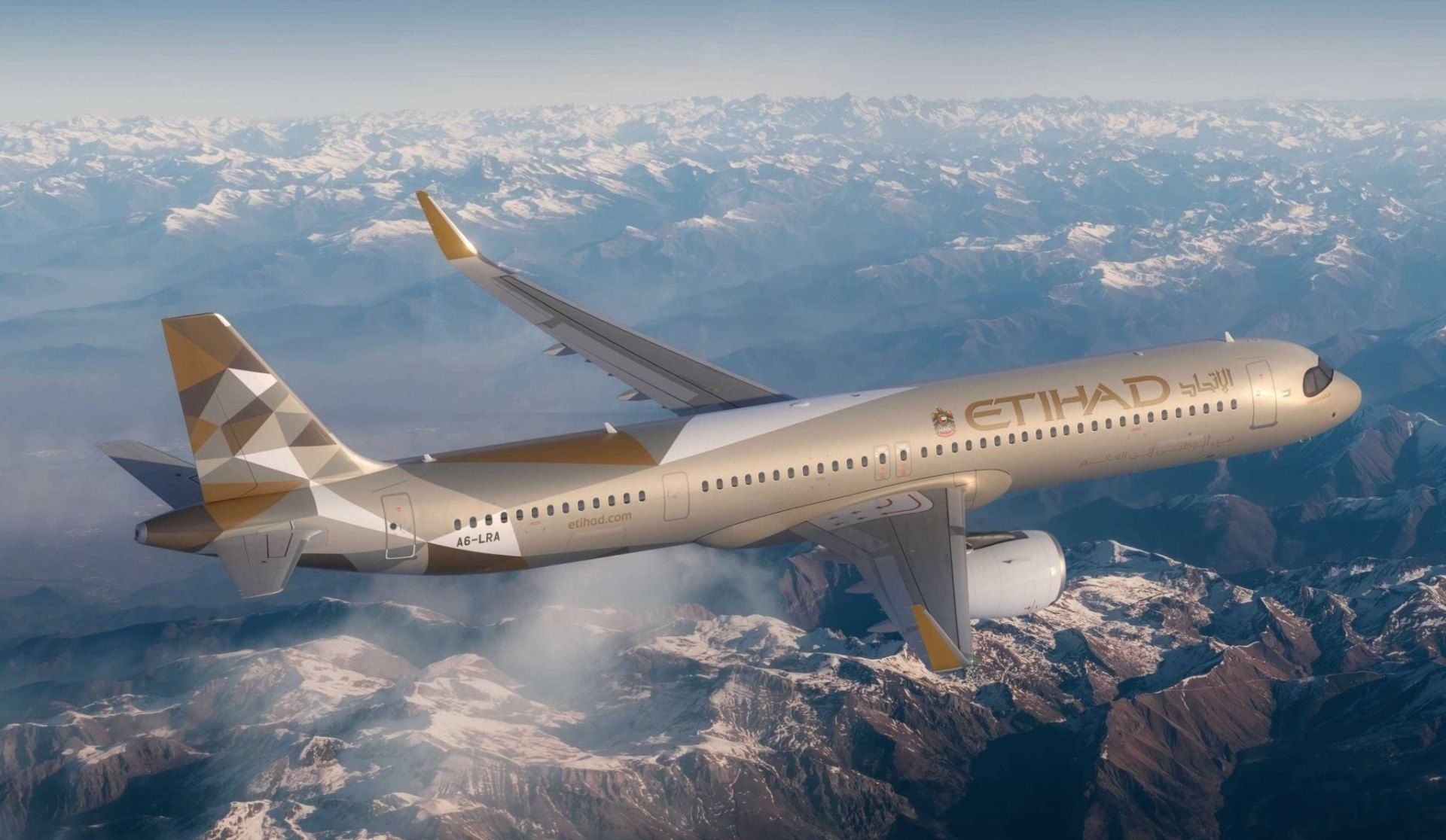 Un avion d'Etihad Airlines survole des montagnes enneigées en plein jour