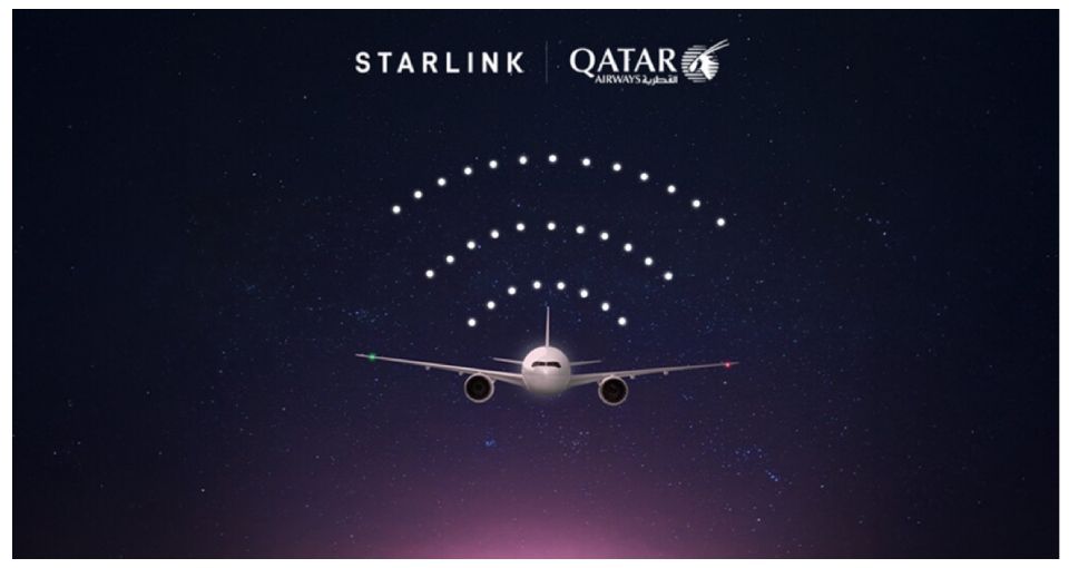 Publicité de Qatar Airways et Starlink avec un avion sous des arcs pointillés sur un ciel violet foncé