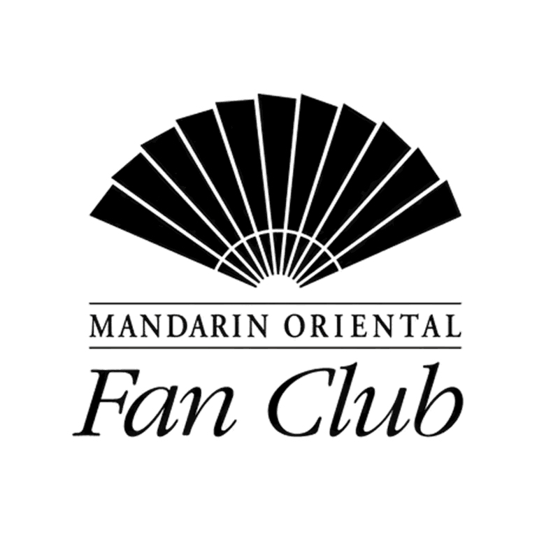 Logo du fan club de Mandarin Oriental avec un dessin d'éventail noir et du texte sur fond blanc