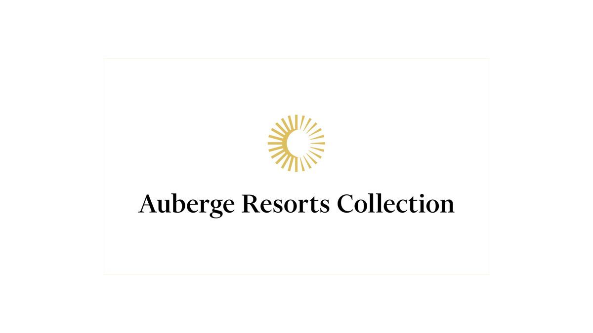 Logo Auberge Resorts Collection avec un soleil doré rayonnant au-dessus d'un texte noir sur fond blanc