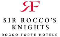 Logo Sir Rocco's Knights avec monogramme rouge et texte noir pour les hôtels Rocco Forte