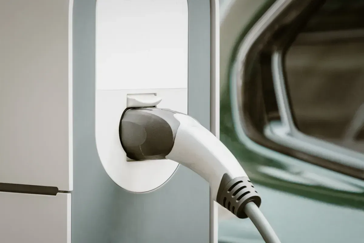 Ein Elektroauto wird an einer Ladestation aufgeladen.