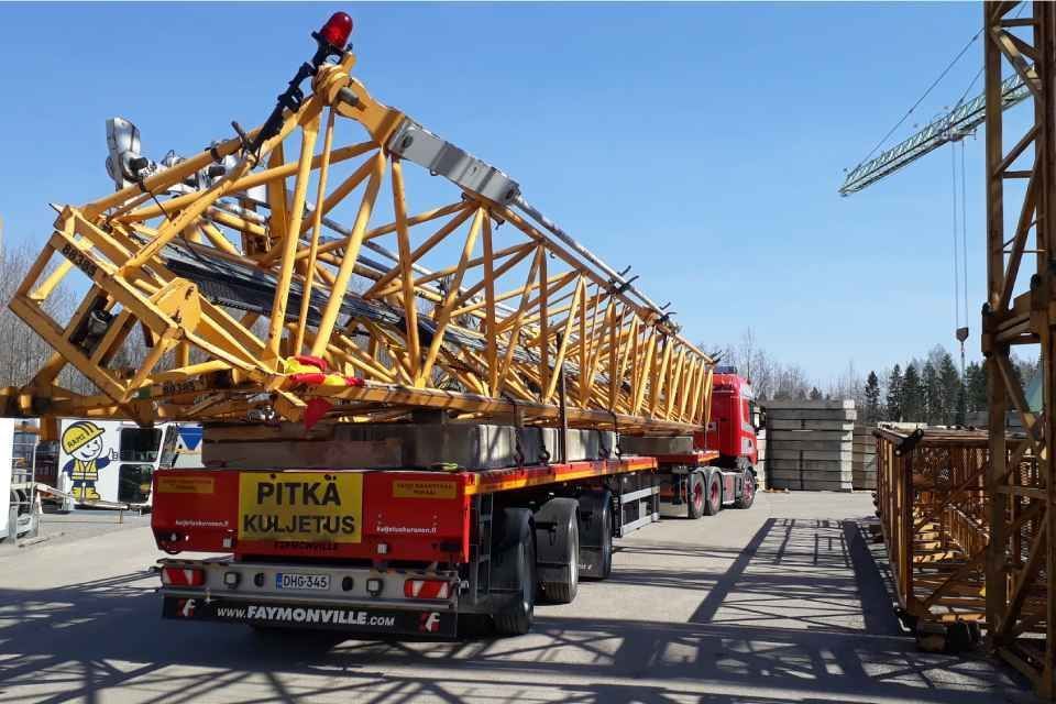 Rekka kuljettaa pitkää kuormaa