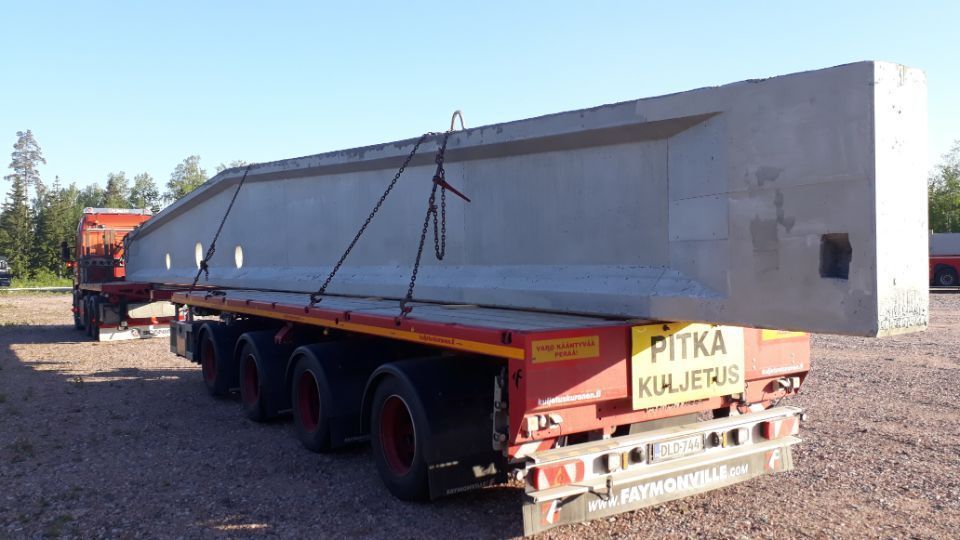 Rekka kuljettaa pitkää kuormaa