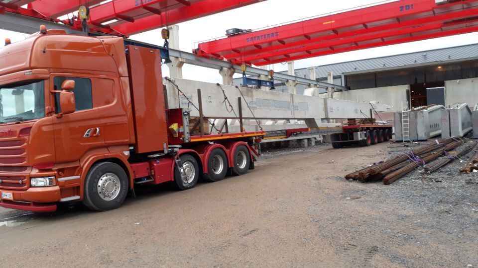 Rekka kuljettaa pitkää kuormaa