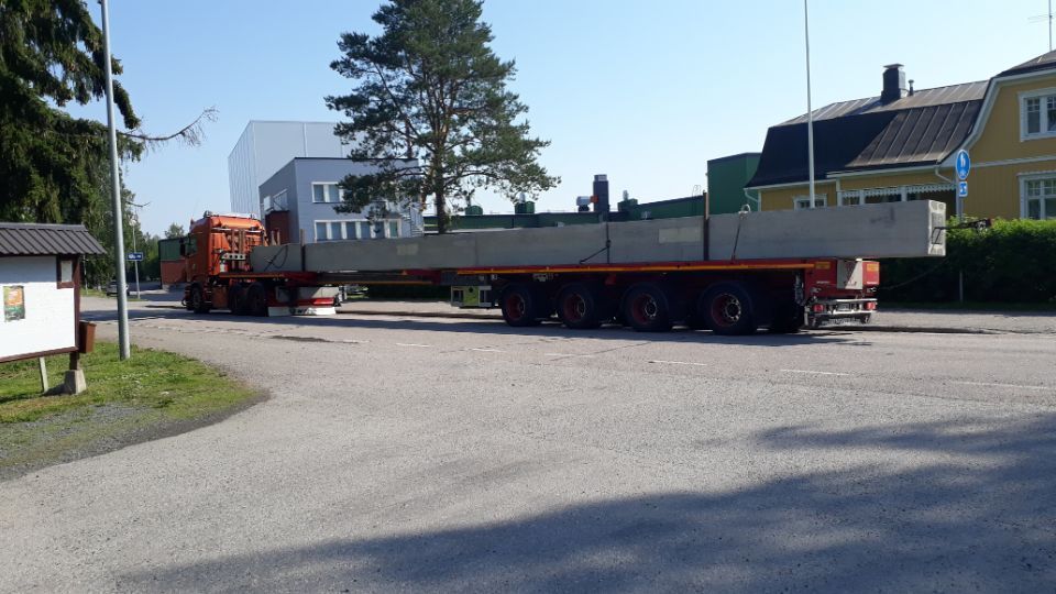 Rekka kuljettaa pitkää kuormaa