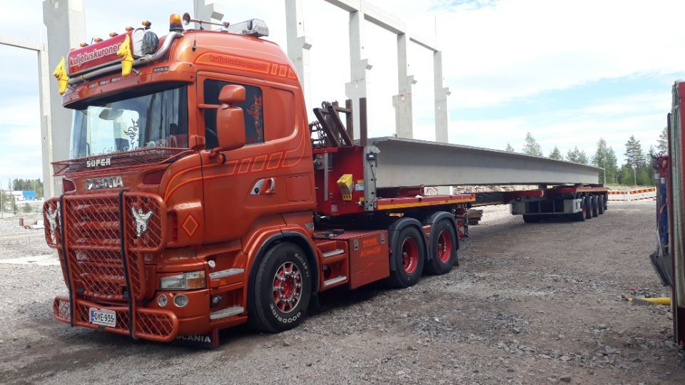 Rekka kuljettaa pitkää kuormaa