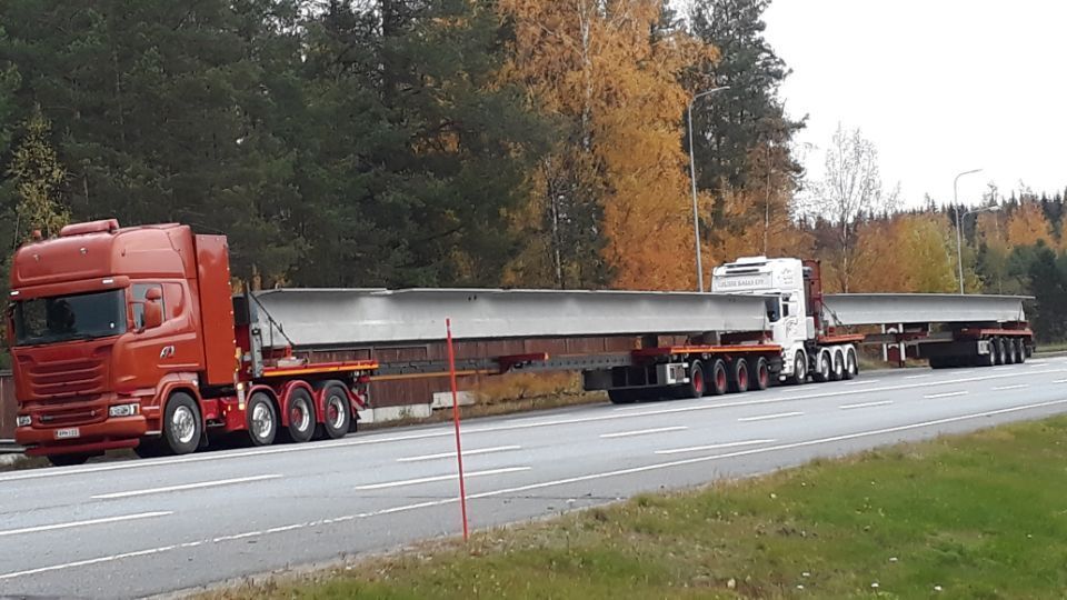 Rekka kuljettaa pitkää kuormaa