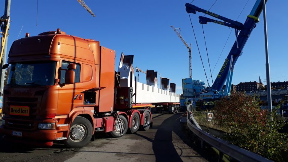 Rekka kuljettaa pitkää kuormaa