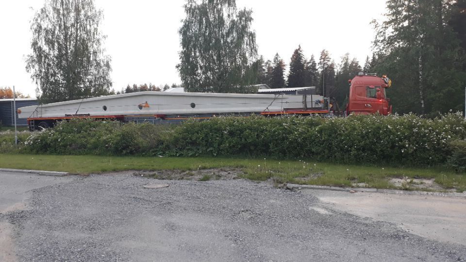 Rekka kuljettaa pitkää kuormaa