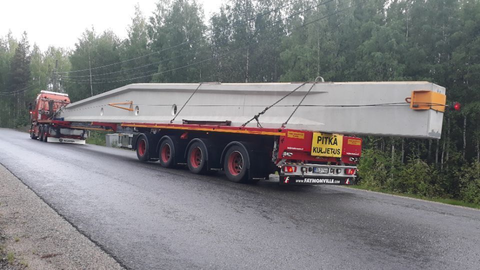 Rekka kuljettaa pitkää kuormaa