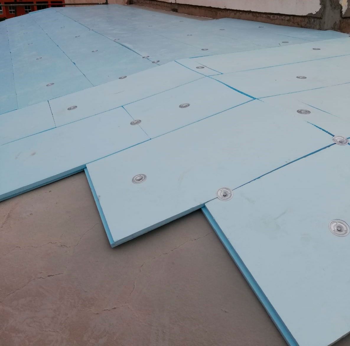 Un montón de láminas de espuma azul están tiradas en el suelo.