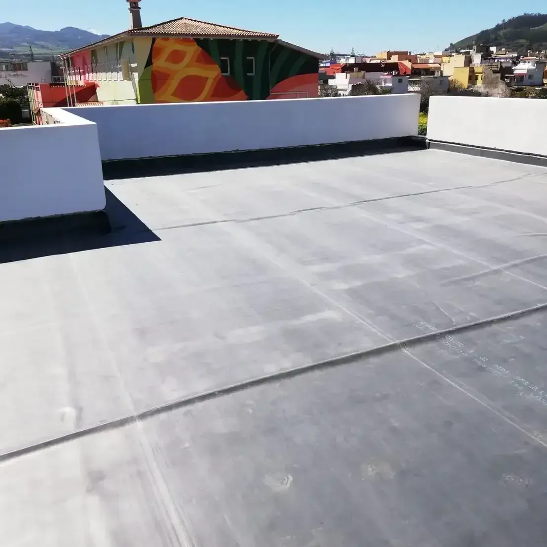 Una azotea con algunos edificios al fondo