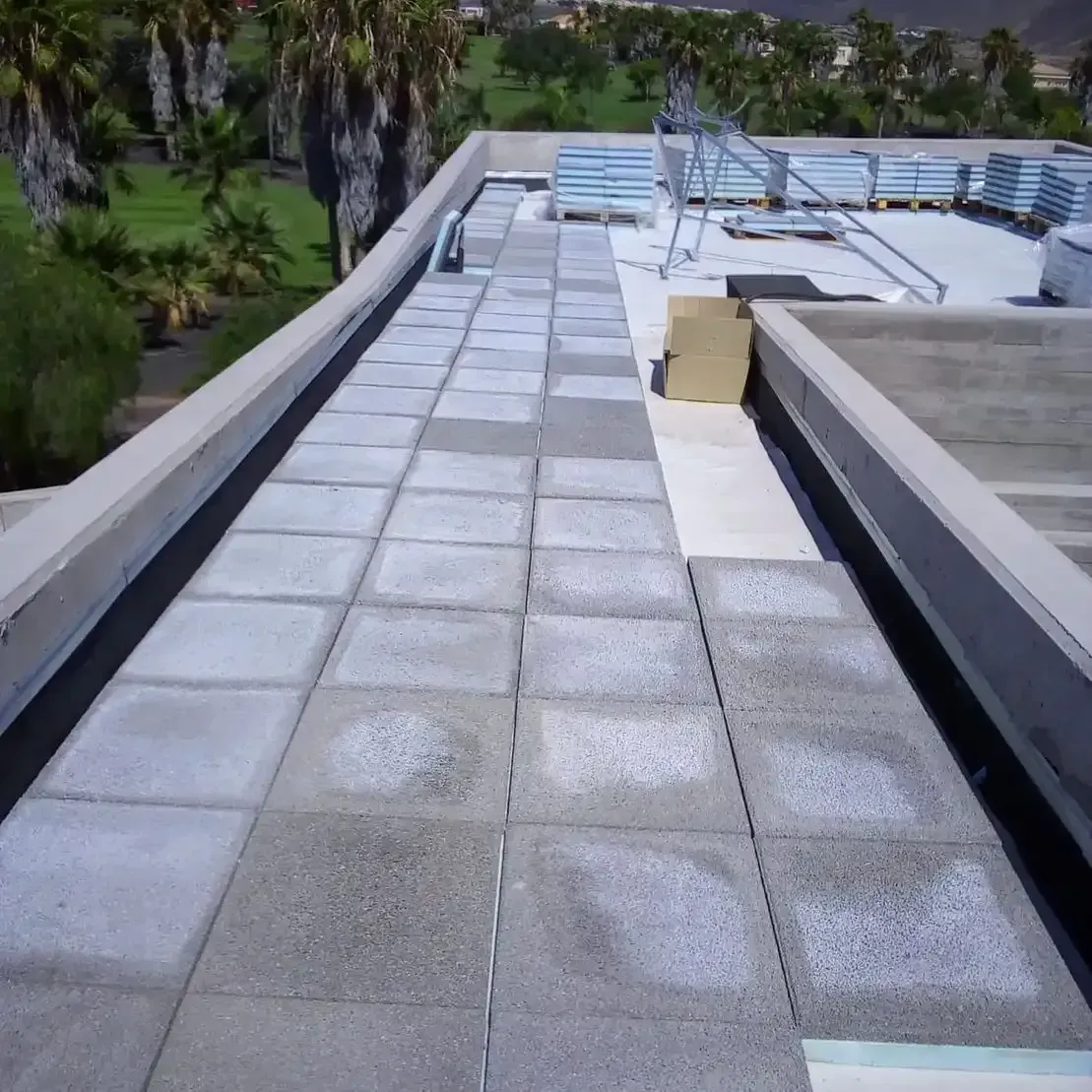 Una pasarela de hormigón en el tejado de un edificio