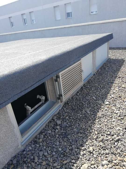 Un edificio con un techo cubierto de grava