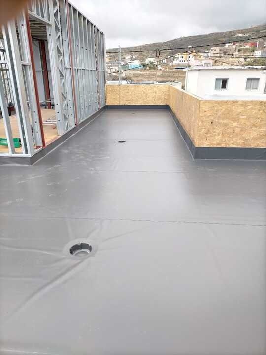 Un techo con un agujero de drenaje en el medio.