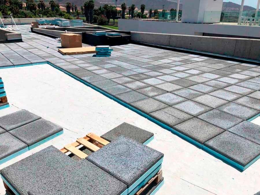 Se está construyendo un techo con muchas tejas.