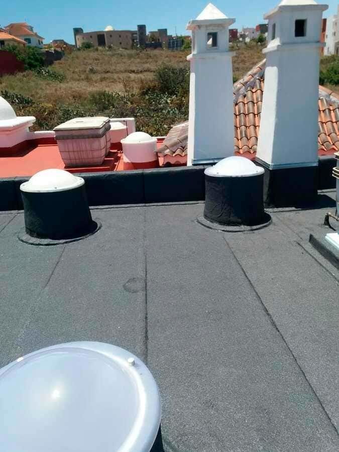 Un techo con muchas chimeneas.