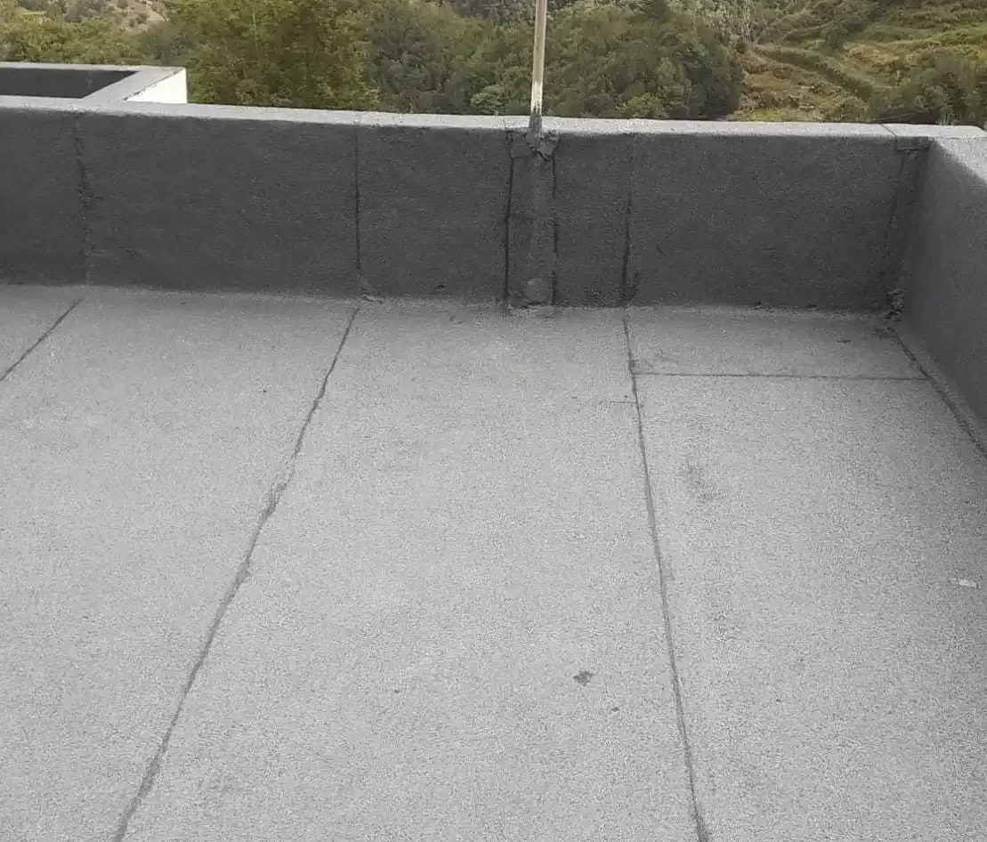 Un techo con techo gris y una pared de hormigón.