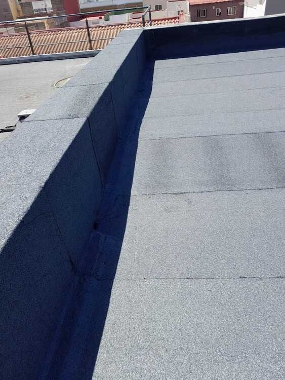 Un techo con un desagüe en el costado.