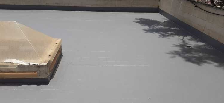 Hay un tragaluz en el tejado de un edificio.