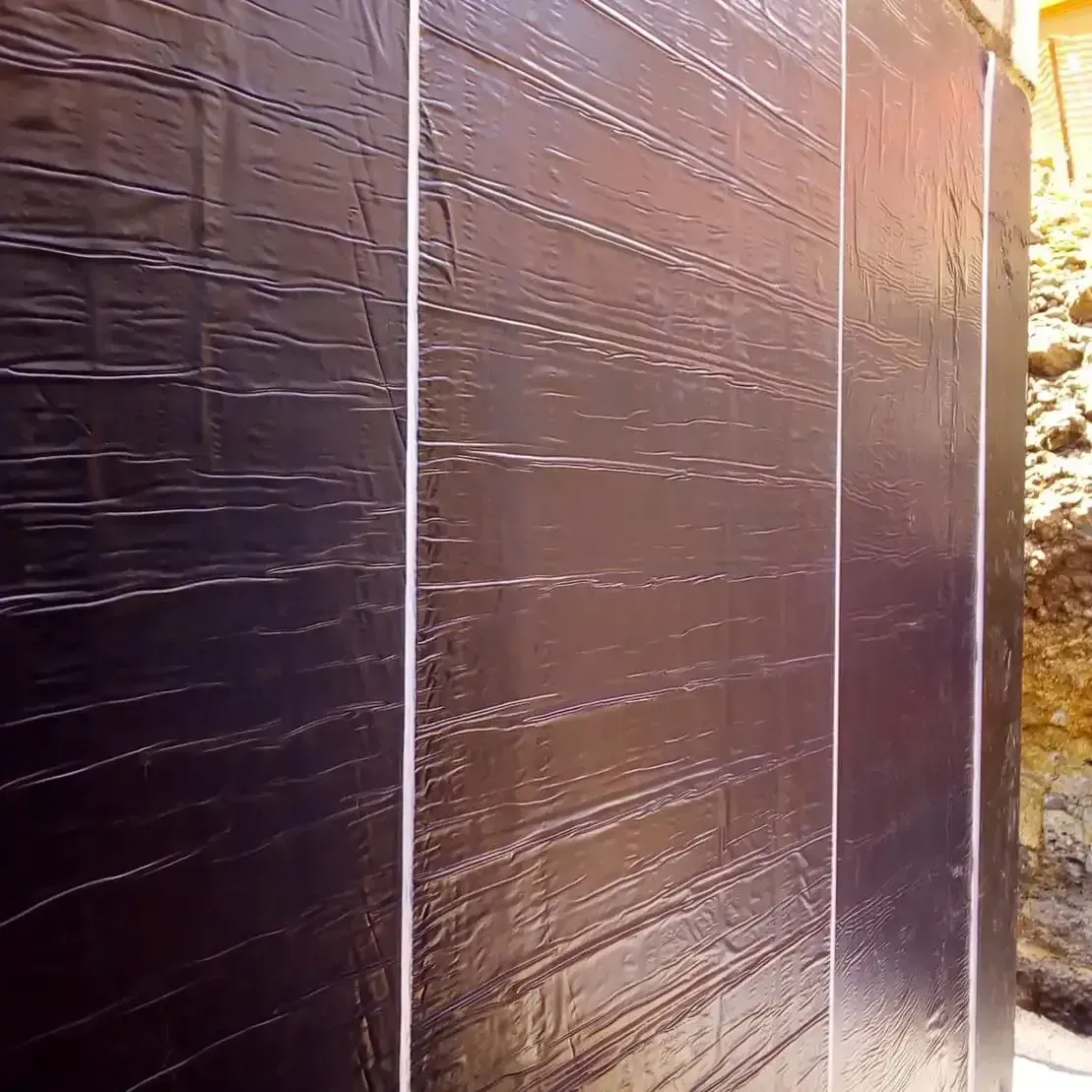 Un primer plano de una pared negra con un borde blanco.