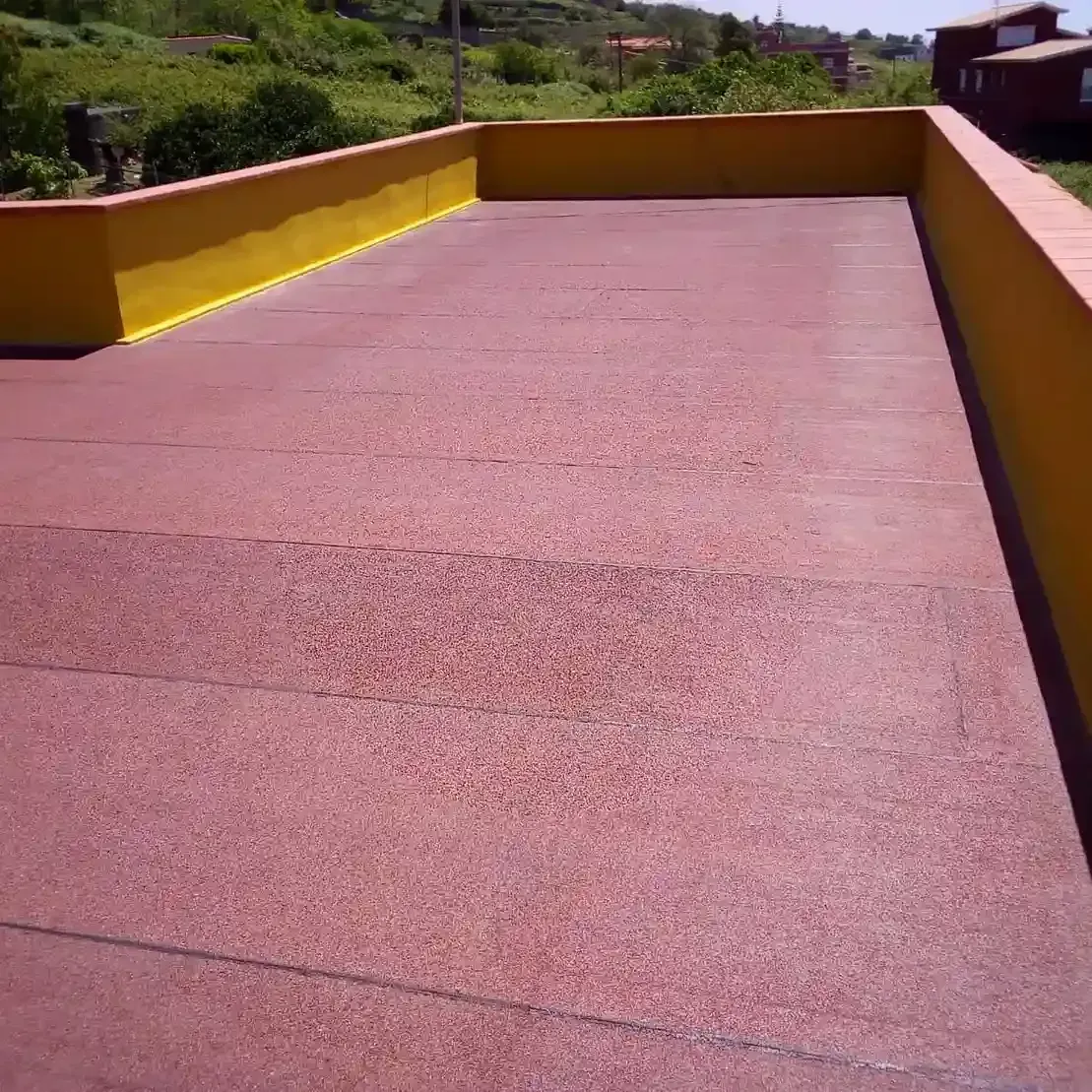 Un techo rojo y amarillo con una barandilla amarilla