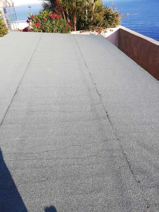 El tejado de un edificio con vista al mar.